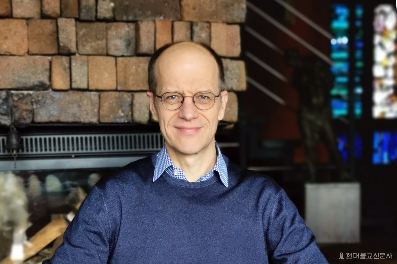 한스욕 교수는 한국불교가 지닌 긍정적인 힘이 지구촌 곳곳의 다양한 문제를 해결하는 방안이 될 것이라고 내다보았다.