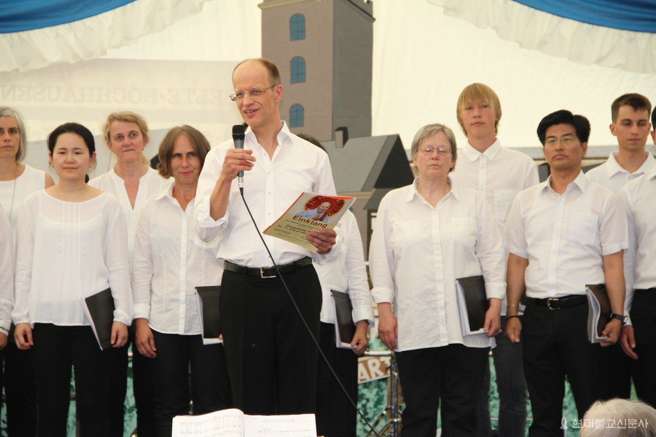 2017년 6월 루터 종교개혁 500주년 종교화합장에서 초대받아 불교대표로 선법가 합창을 하는 한스욕 교수.