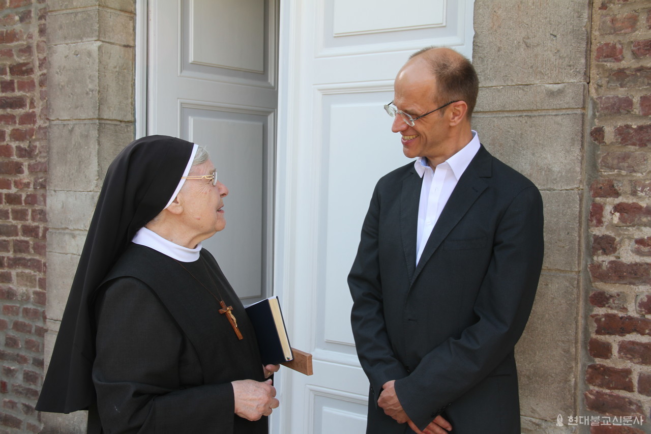 2018년 랑바덴 수도원의 초대를 받아 종교간 대화를 나누고 있는 한스욕 교수.