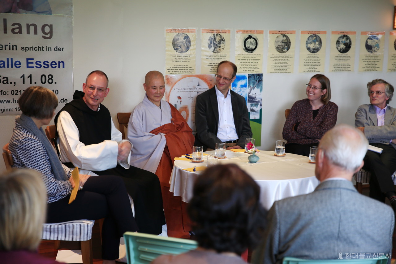 한마음선원 독일지원에서 매년 개최하는 종교간 대담에서 각 종교대표 및 지역주민들이 모여 상호 이해를 높이고 있다.