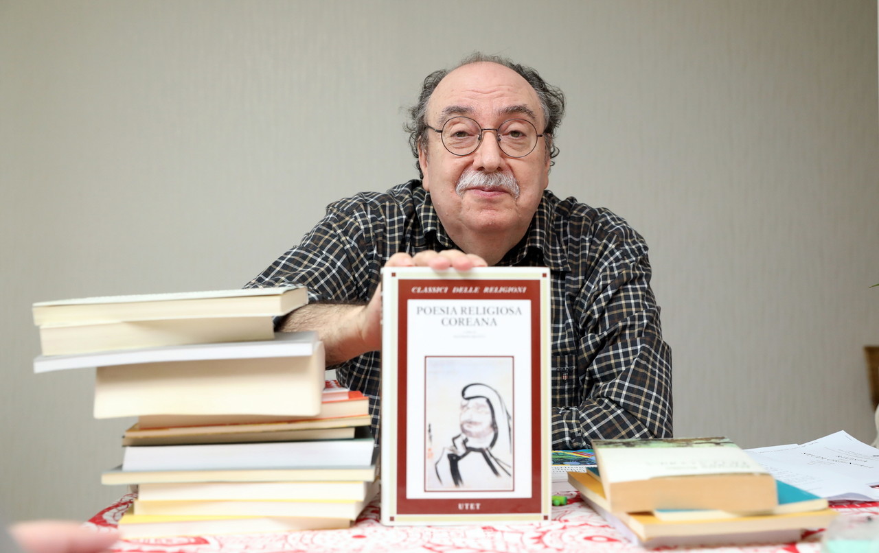 마우리찌오 리오또 교수는 팔리레모 국립대에서 지중해 고대사로 석사를 받고, 1985년 문교부 연구생으로 서울대 고고미술사학과에 와서 5년간 연구했다. 1988년 로마 ‘라 사피엔짜’ 국립대에서 한국 고대사로 박사학위를 받았다. 1990년부터 2019년까지 나폴리 동양학 대학교에서 교수로 재직하며 한국어문학과 한국문화를 가르쳤다. 그러면서도 성균관대, 서강대, 고려대, 이화여대 등서 초청교수로 한국서도 활동했으며, 〈삼국유사〉 〈왕오천축국전〉 〈수이전〉 〈구운몽〉 등 불교 관련 고전들을 번역해 이탈리아에 소개했다. 현재는 안양대 부설 연구소 HK+사업단 교수로 활동하고 있다.  사진=박재완 기자