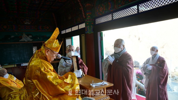 공로패를 대리수상하는 해월 스님.