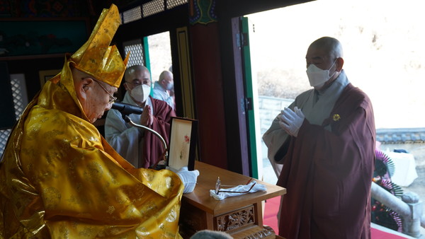 공로패를 대리수상하는 지명 스님.