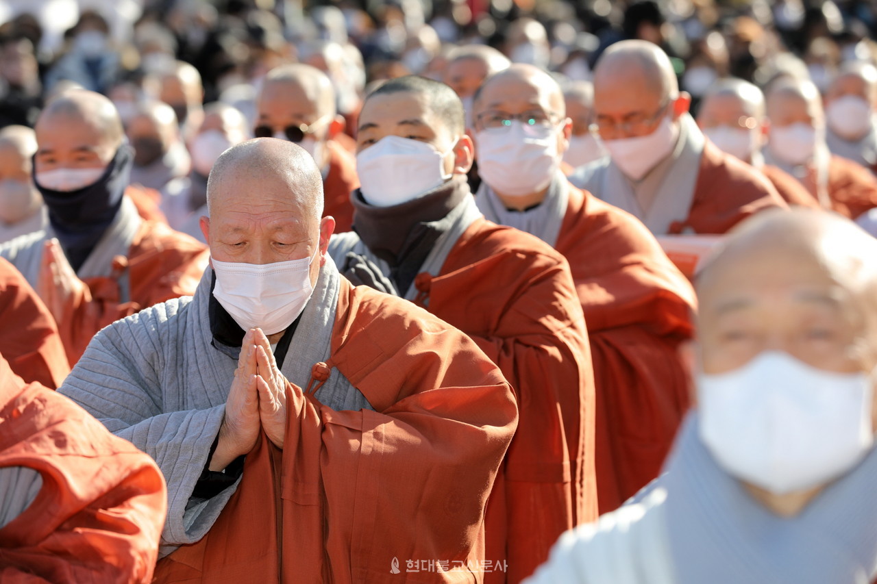 승려대회에 참가한 한 수좌스님이 간절하게 종교편향 종식을 발원하고 있다.