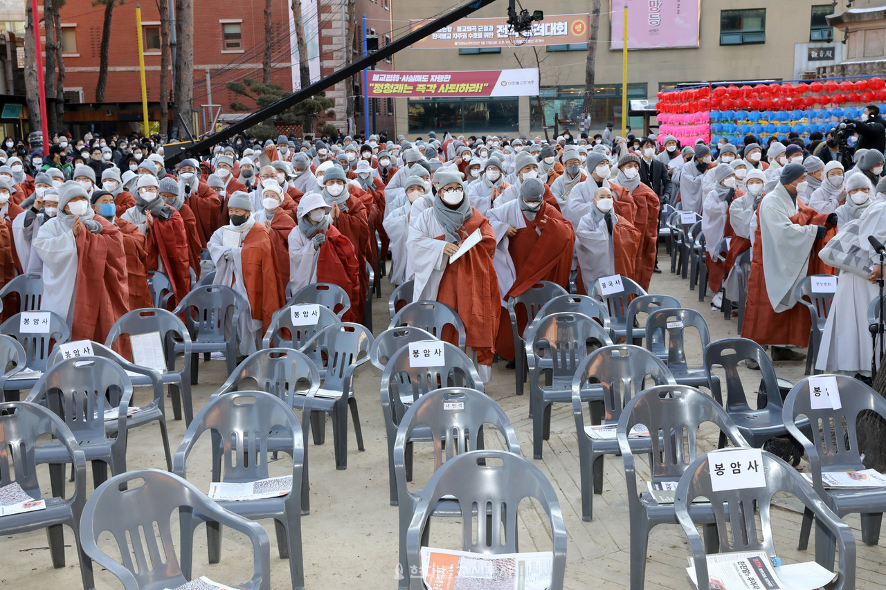 황희 문체부장관의 사과영상이 송출되자 봉암사 스님 등 일부가 항의하며 자리를 떠났다.