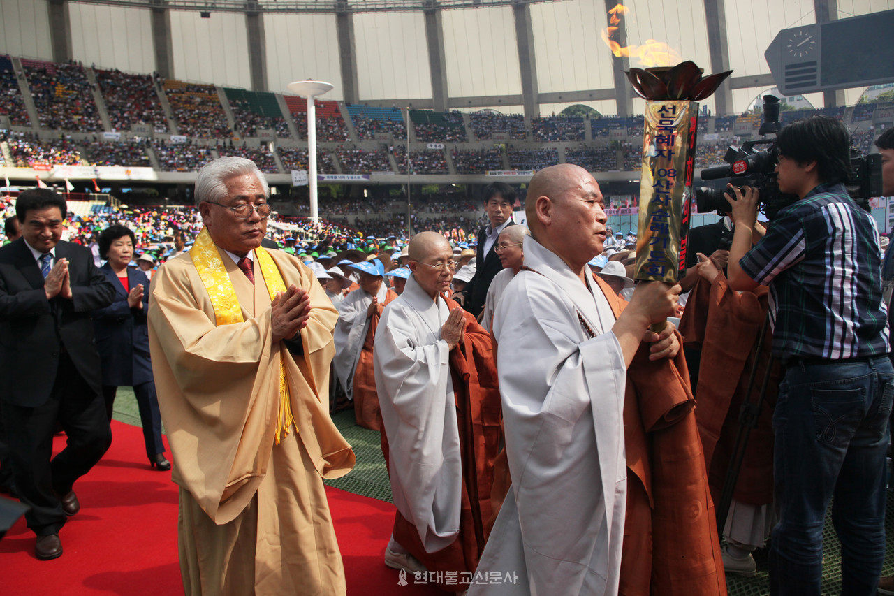 2013년 9월 평화의불 이운행사에서 선묵 혜자 스님이 대중들 앞에 평화의불 한반도 이운을 알리고 있는 모습.