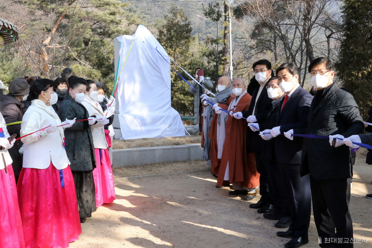 평화의불 등화대 점화법회에 이어 평화의불 시원 및 이운과정을 기록한 시원비도 제막됐다.