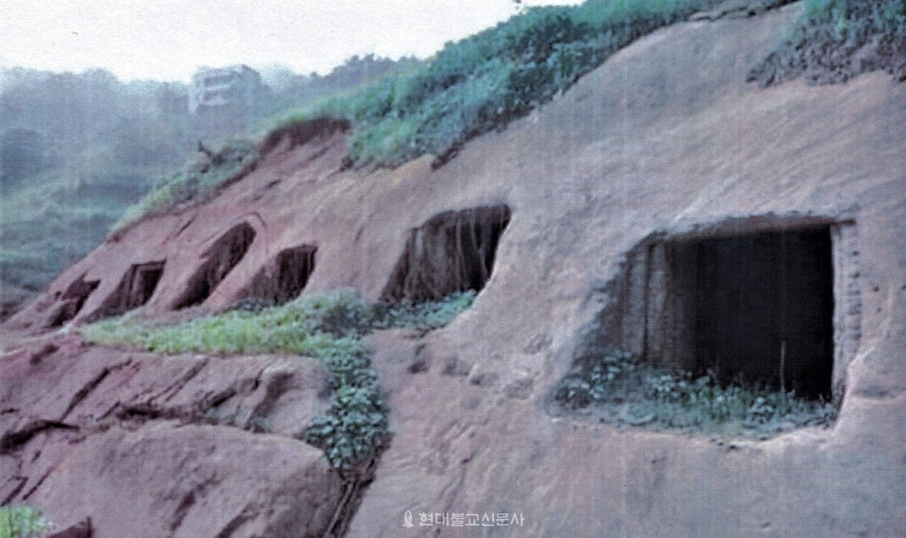 그림②. 중국 후베이(湖北)성 무당산(武當山) 기사요(寄死窯) 전경. 춘추시대에 조성됐으며 연로한 노인을 이곳 동굴에 버렸다.