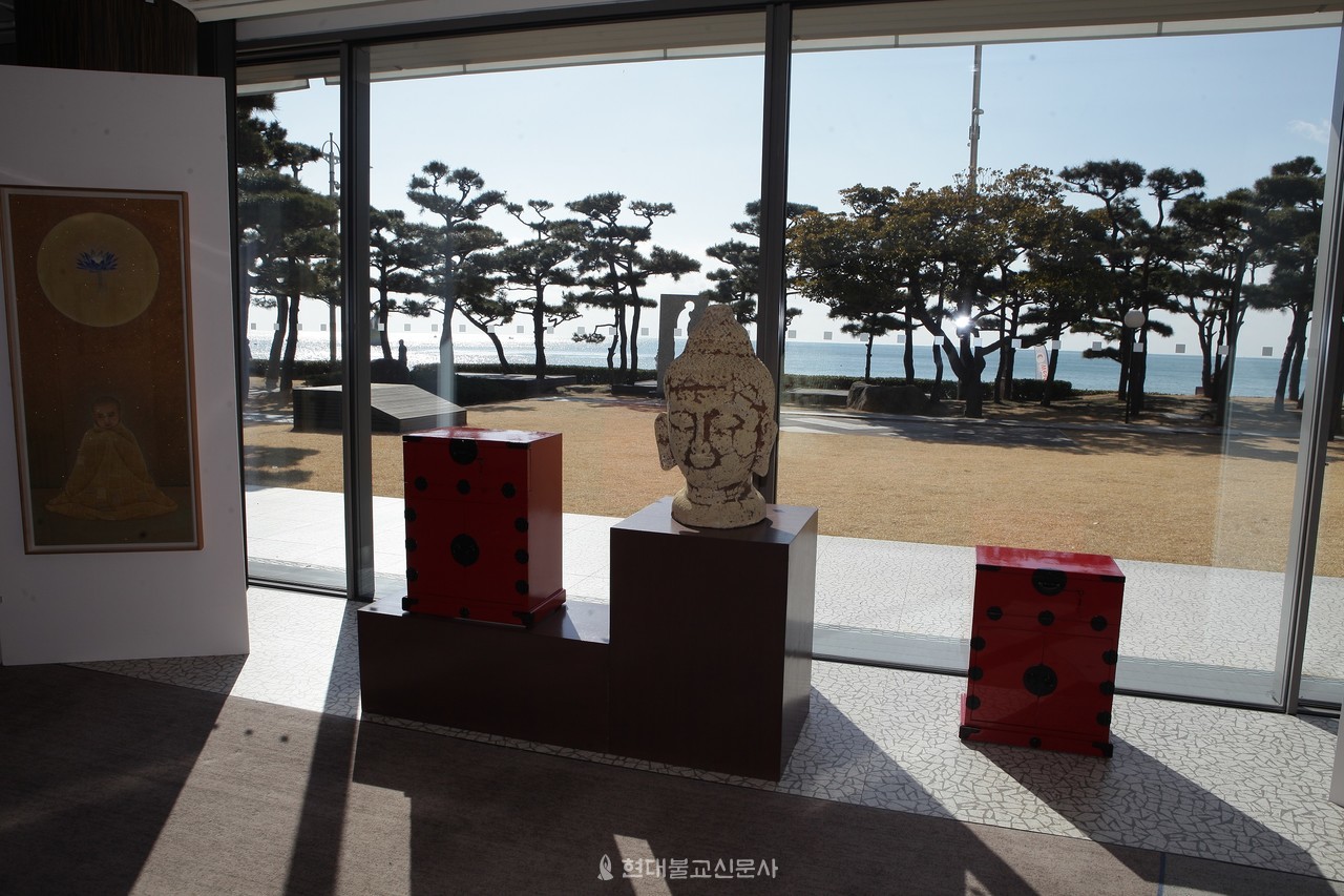 전시장에 들어가면 바다를 배경으로 불두가 서있다. 전시 작품은 불교선서화를 비롯해 현대작품 130여점이다.