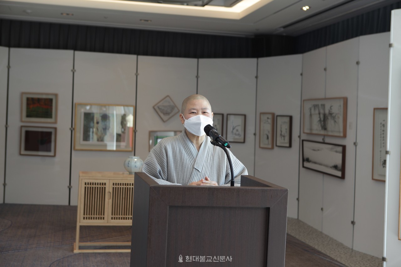 전시 취지를 설명하고 있는 이사장 주석 스님.
