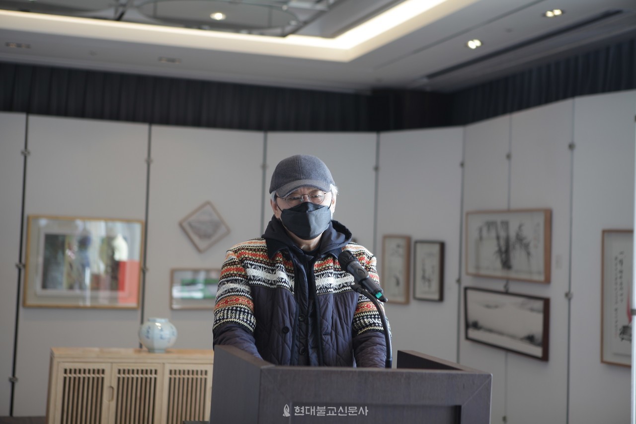 전시 총괄을 담당한 이도규 교수가 인사말을 전하고 있다.