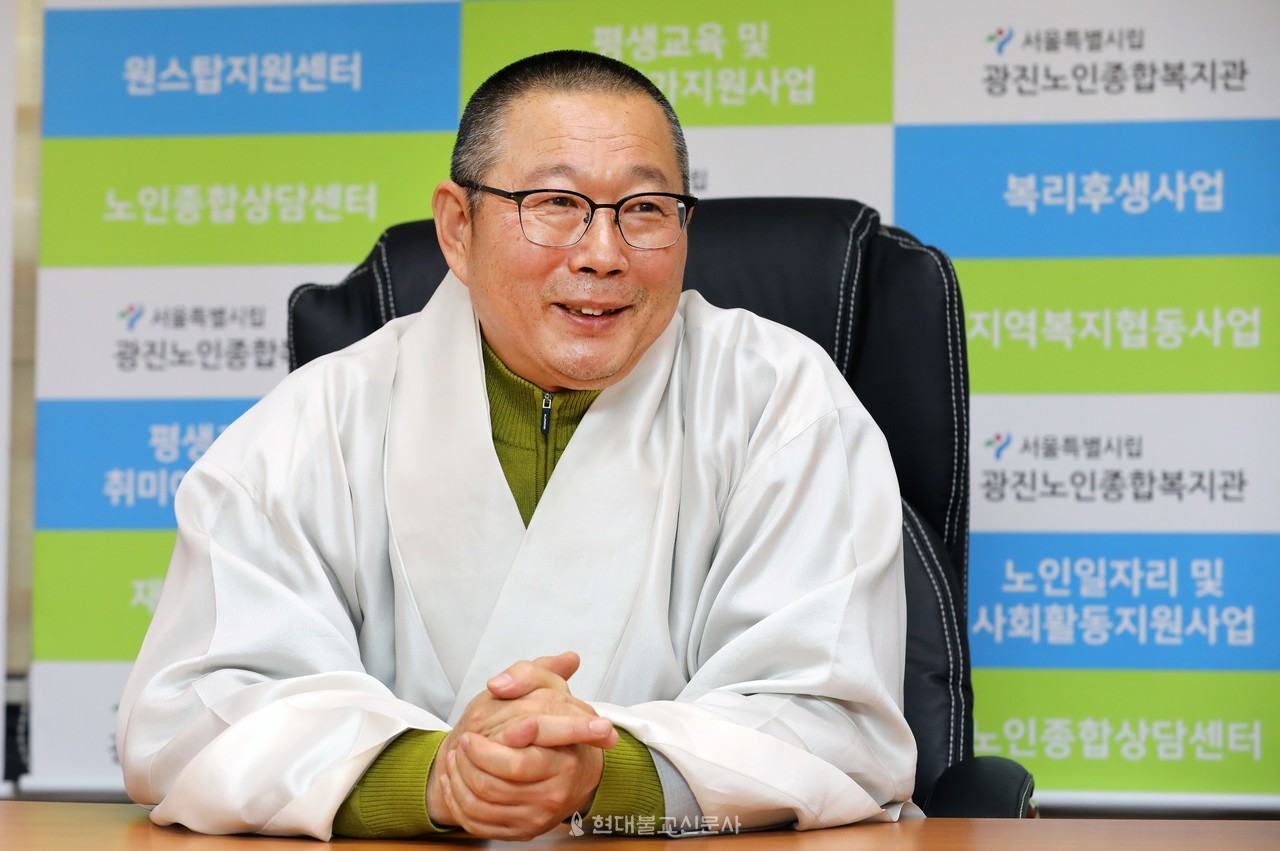 화평 스님은… 월주 스님을 은사로 1988년 수계(사미계)했다. 무우사, 심곡사 주지 및 제16, 17대 중앙종회의원, 포교원 신도종책위원 등을 역임하고 현재 종립학교관리위원 소임을 맡고 있다. 광진노인종합복지관 개관 당시인 2003년부터 2022년 2월까지 20년간 관장직을 수행했다. 사진=박재완 기자