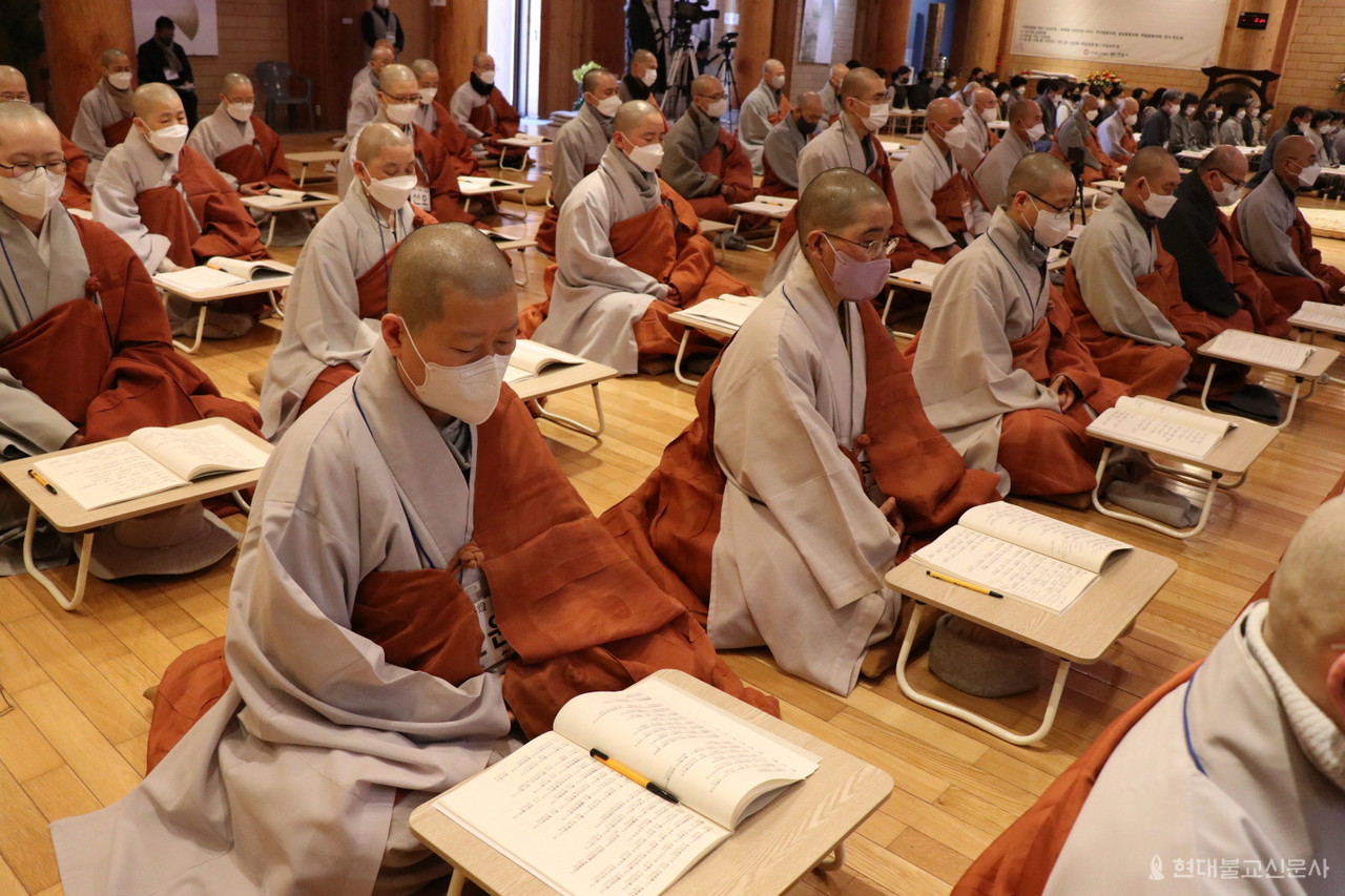 무설전 오른편에 앉은 50여 스님들이 강의를 듣고 있다.