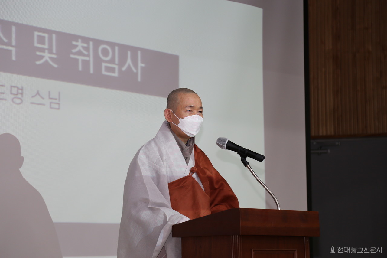 3대 이사장 도명 스님은 가야문화진흥원의 발전을 위해 새로운 노력을 기울일 것임을 밝혔다.