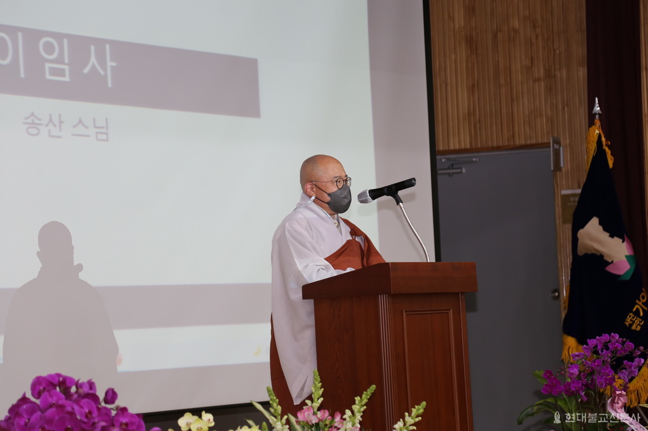 2대 이사장 송산 스님은 이임사로 도명 스님의 타고난 열정과 정성으로 지역불교 문화 융성이 앞당겨 질것이라고 덕담을 건넸다.