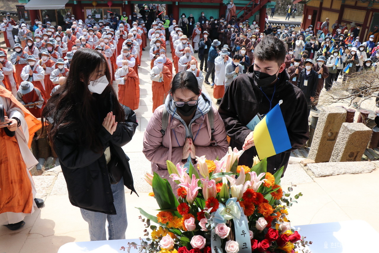 동국대에 재학 중인 우크라이나와 체코 유학생들이 전쟁 종식을 기원하는 꽃을 부처님전에 올리고 있다. 사진 왼쪽 부터  알렉산드라, 스니자나,  얀 베드나르. 알렉산드라 씨는 고려인이다. 