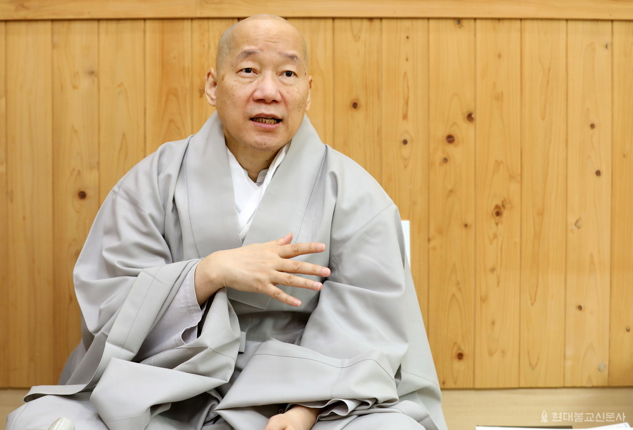 인경 스님은…1988년 현호 스님을 은사로 출가했다. 1999년 ‘몽산덕이(夢山德異)와 고려후기 선사상 연구’로 동국대서 박사학위를 받았다. 명상심리상담이라는 분야를 처음 개척해 한국명상심리상담학회 창립을 이끌었다. 현재 목우선원장, 한국명상심리상담학회 이사장, 동방문화대학원대학 석좌교수로 있다. 저서로는 〈몽산덕이와 고려후기 간화선 연구〉 〈쟁점으로 살펴보는 간화선〉 〈염지관명상〉 〈에니어그램성격검사지와 응답지〉 〈명상심리치료〉 〈순례자의 은빛나무〉 등이 있다. 사진=박재완 기자