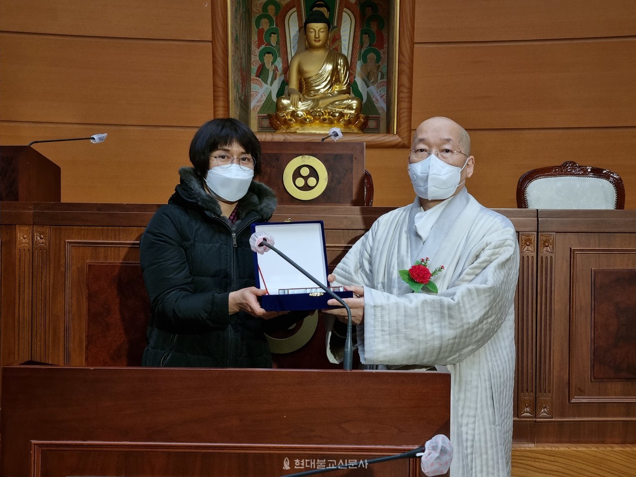 3월 19일 열린 정년퇴임 기념식에서 후학들이 인경 스님에게 감사패를 전달하고 있다.