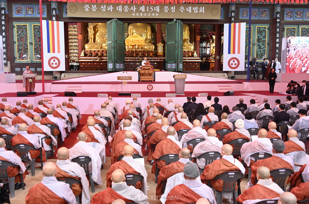 조계종은 3월 30일 서울 조계사에서 제15대 종정예하 중봉성파 대종사 추대법회를 봉행했다. 새로운 종정 중봉성파 대종사가 법어를 설하고 있다.