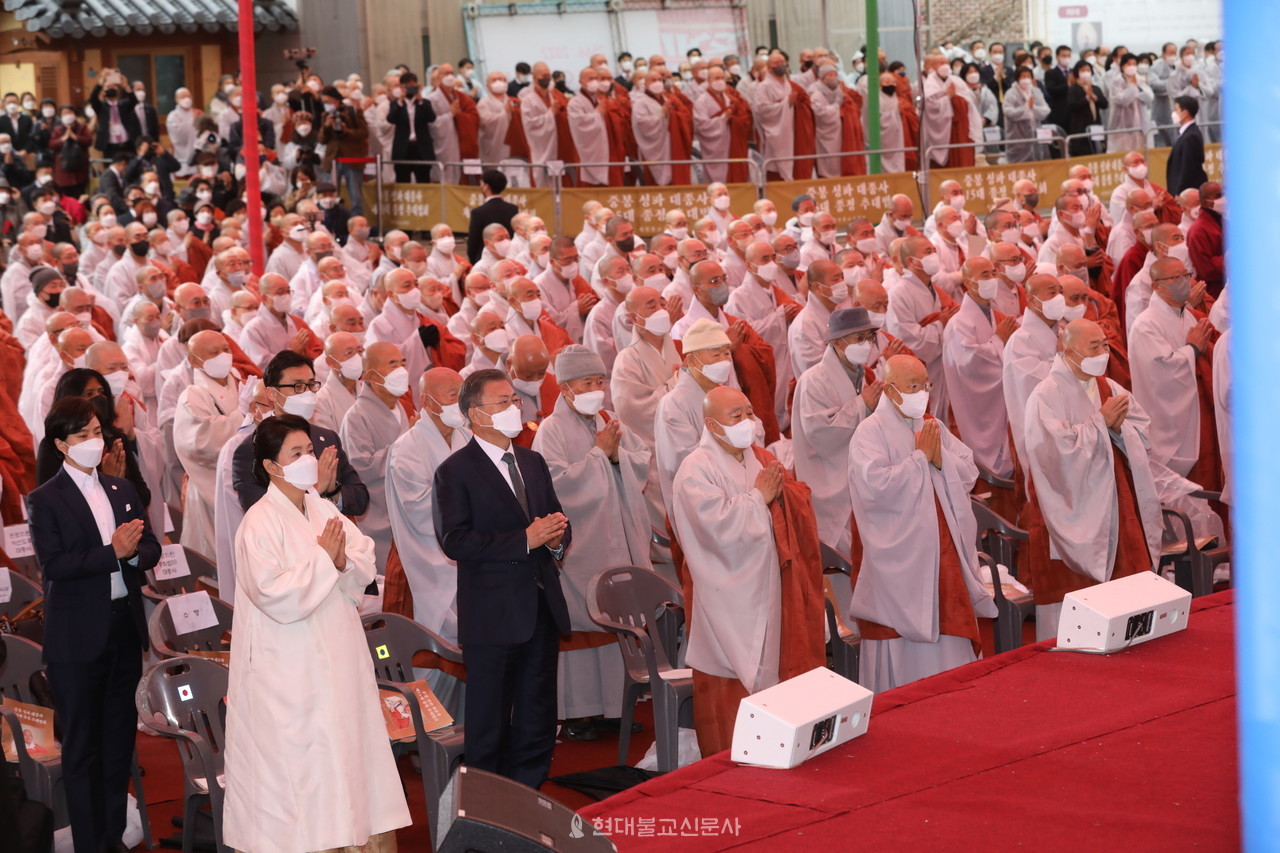 추대법회에는 문재인 대통령 내외 등 정관계 인사들이 대거 참석했다. 사진은 참석대중이 삼귀의를 하고 있는 모습
