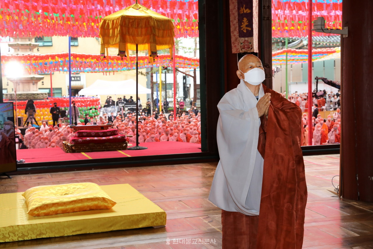제15대 종정예하 중봉성파 대종사가 조계사 대웅전에서 삼귀의례를 하고 있다.