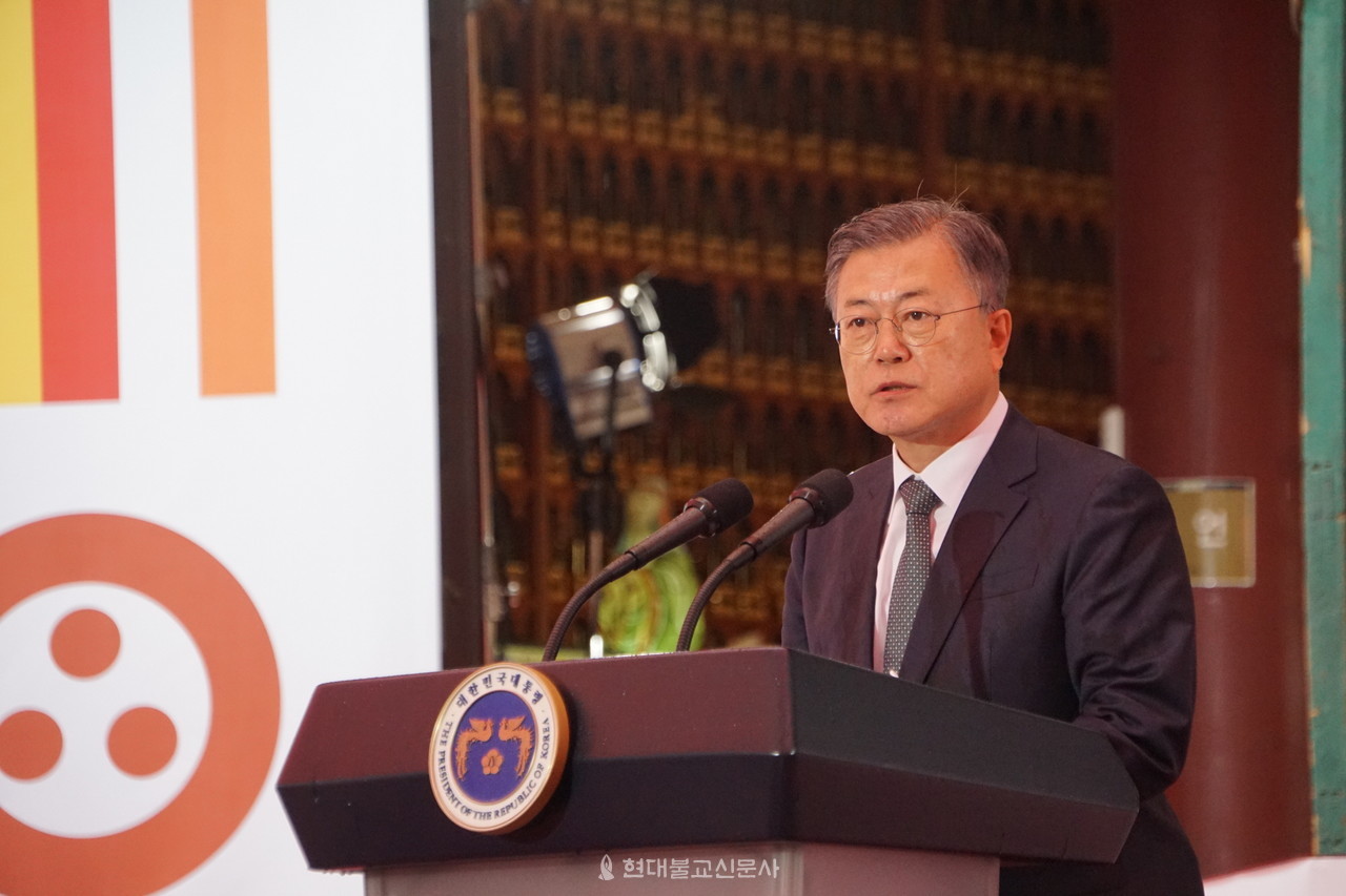 법회에 참석한 문재인 대통령이 축하메시지를 전하고 있다.