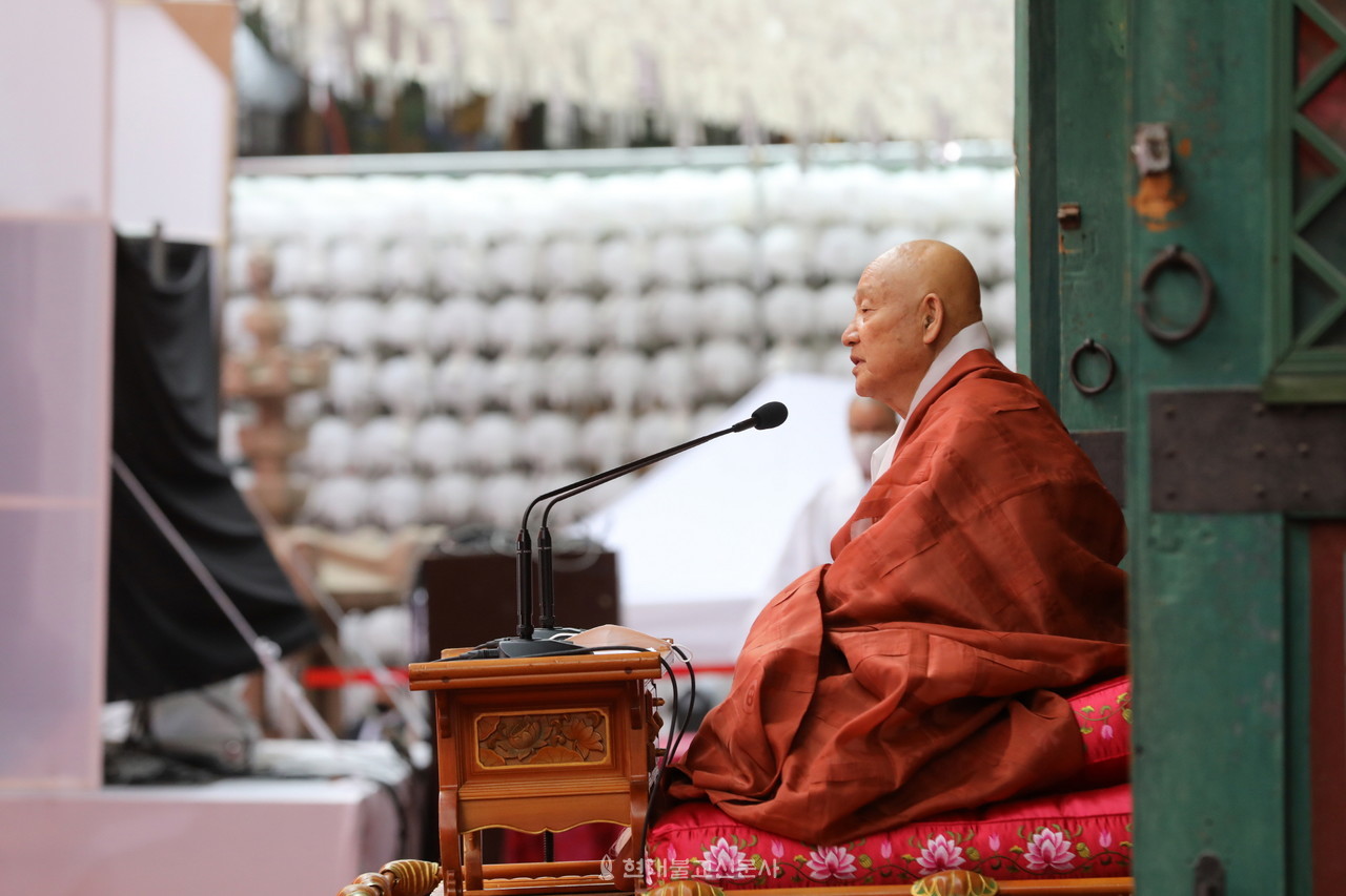 중봉성파 대종사가 법석에 올라 법어를 내리고 있다.