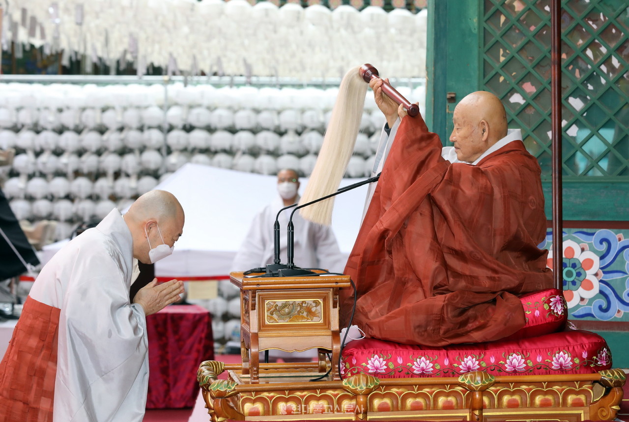 원로회의 부의장 학산대원 대종사가 종정예하에게 불자를 봉정하고 있다.