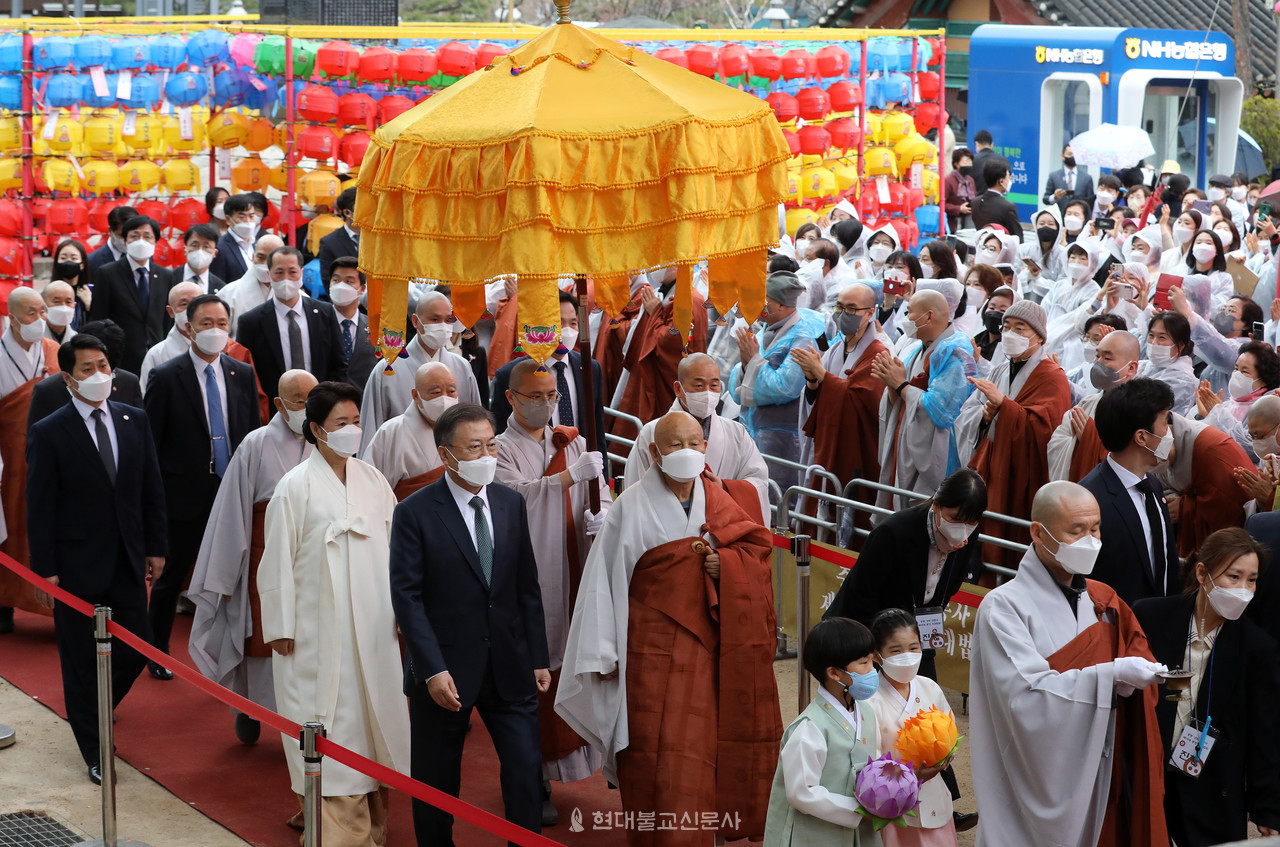 중봉성파 대종사와 문재인 대통령이 법회장에 입장하고 있다.