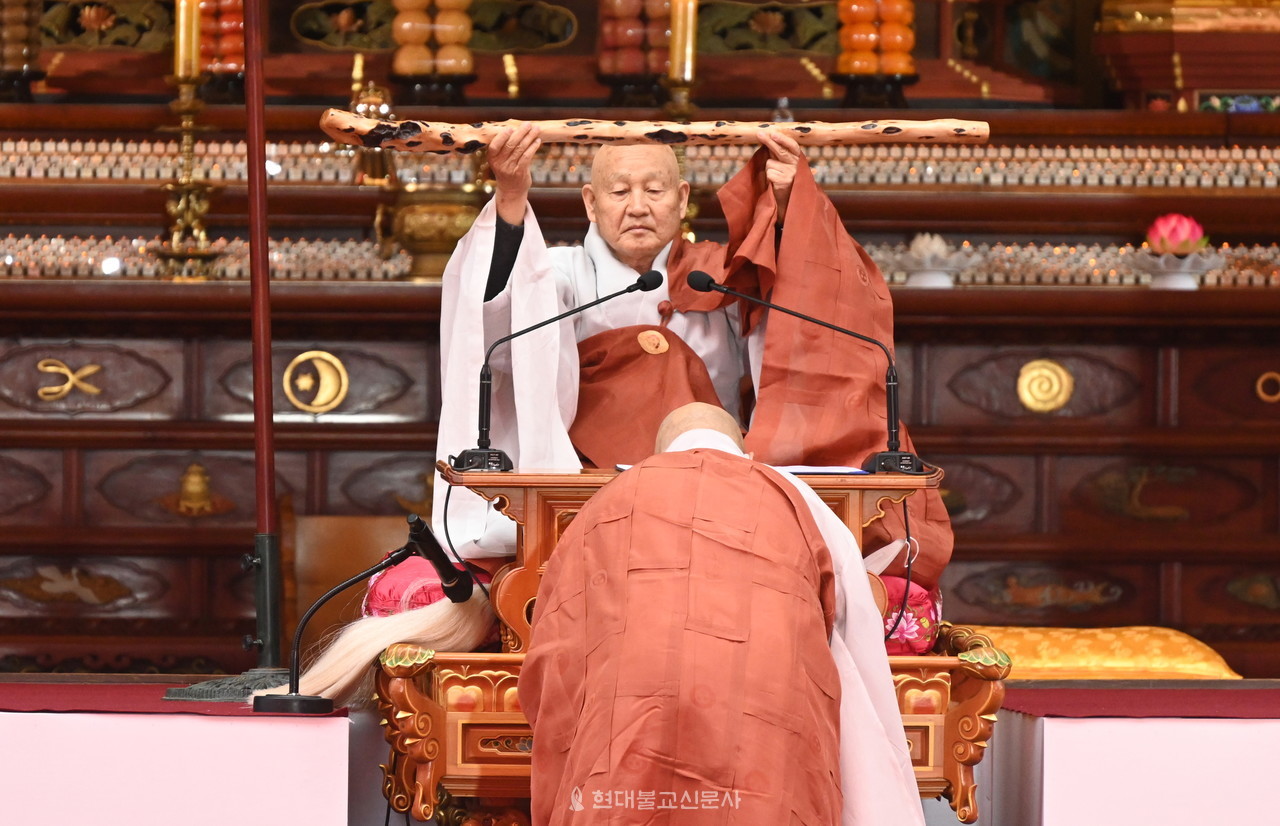 조계종 제15대 종정으로 추대된 중봉성파 대종사가 봉정 받은 법장을 들어보이고 있다.