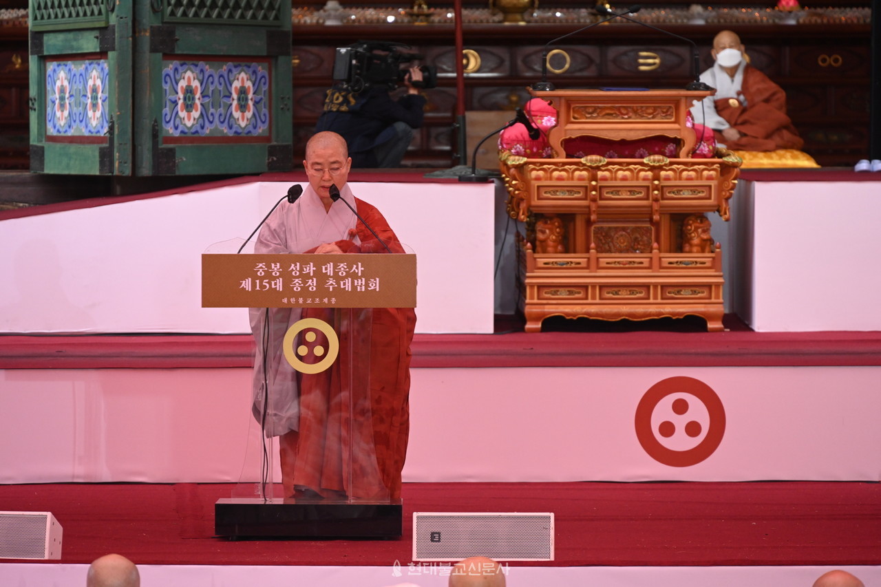 전국비구니회장 본각 스님이 헌사를 하고 있다.