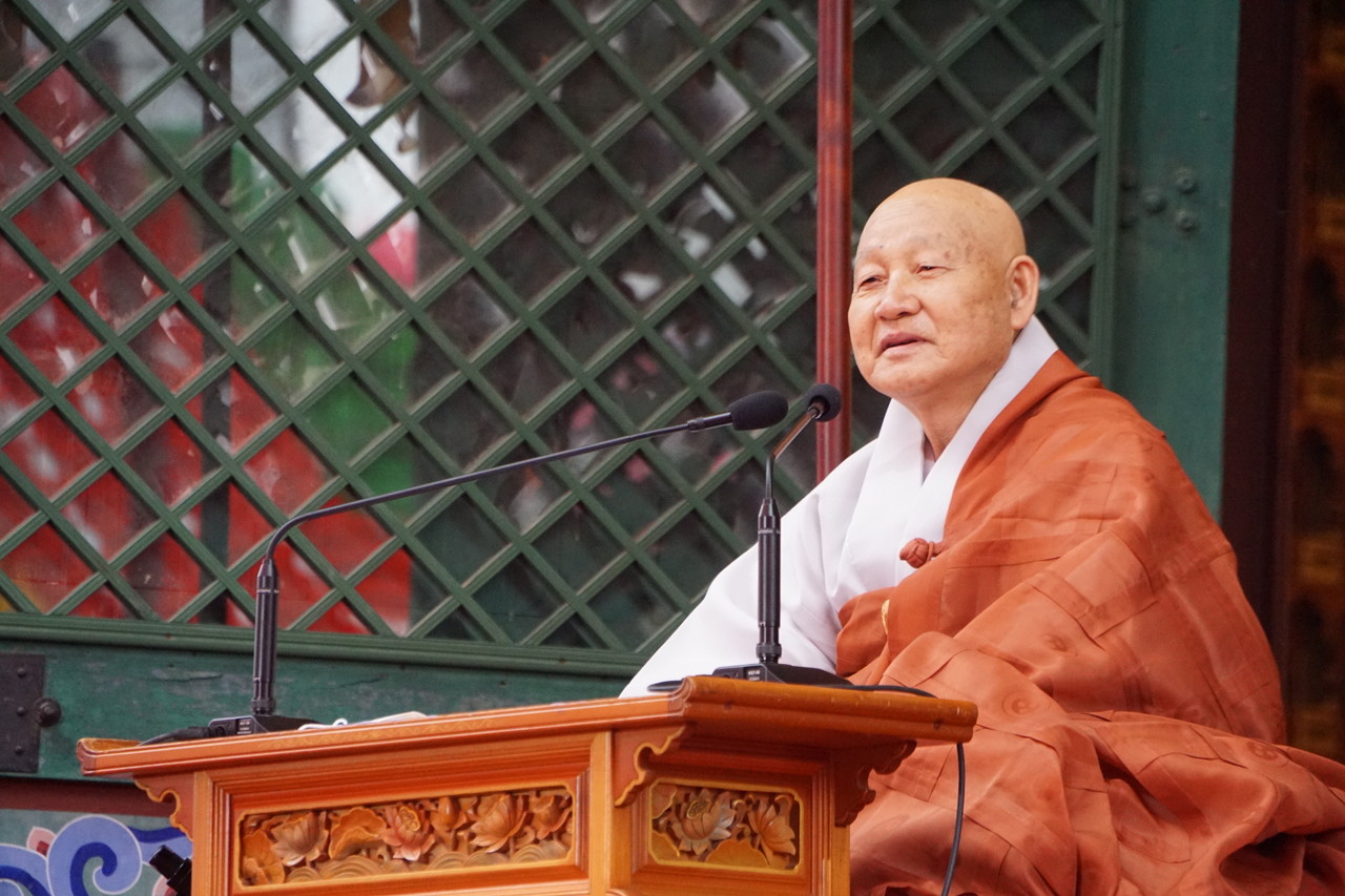 3월 30일 조계사에서 열린 제15대 종정예하 추대법회에서 종정으로 추대된 중봉성파 대종사가 법문을 설하고 있다.