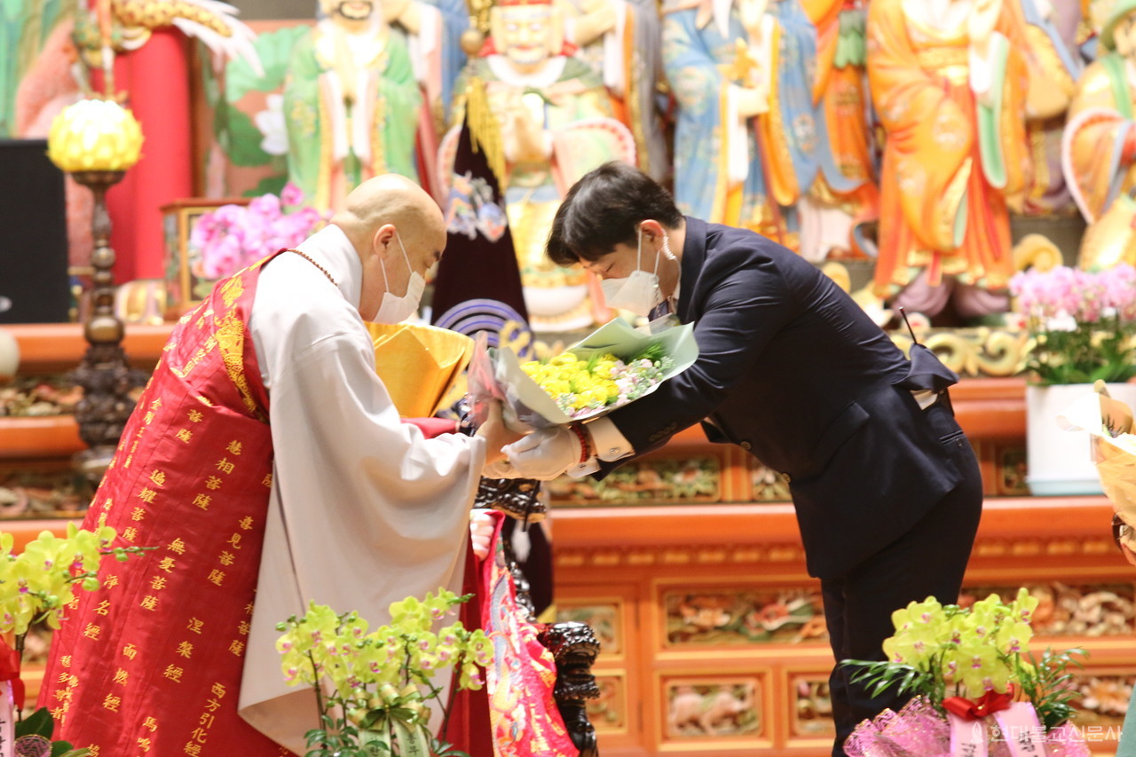 대한불교천태종 제19대 총무원장 무원 스님이 취임 축하 꽃다발을 받고 있다.