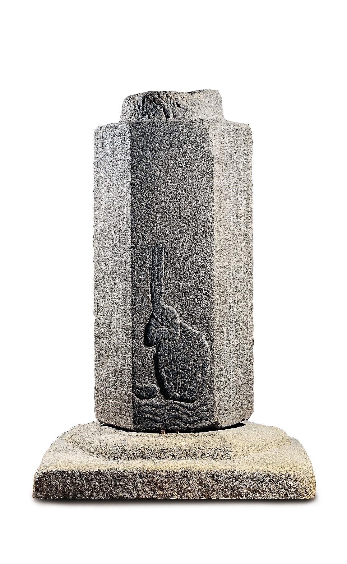 국립경주박물관에 소장된 〈백률사 석당기〉. 818년에 조성됐으며 이차돈의 순교 장면이 조각돼 있다.