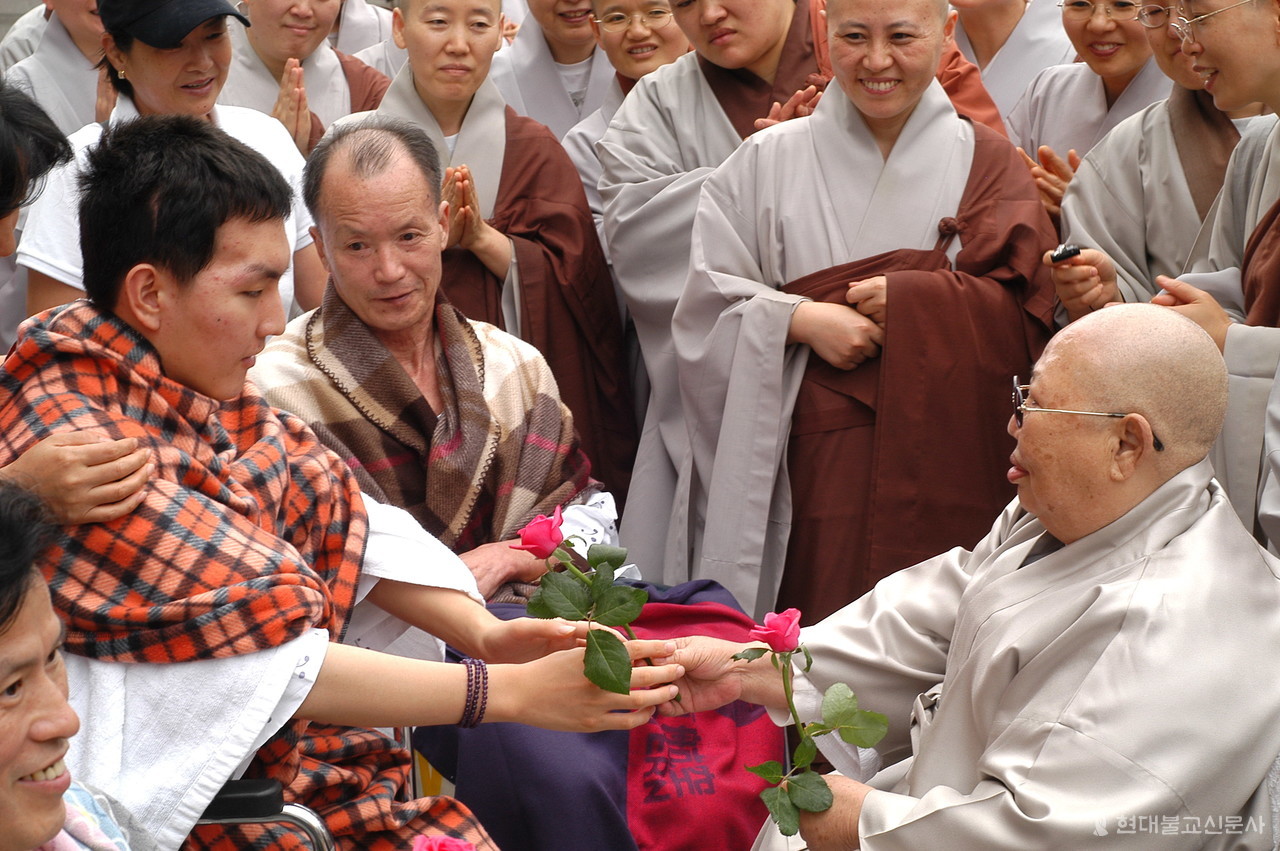 병원에서 만난 이들에게 마음의 꽃을 전달하는 스님