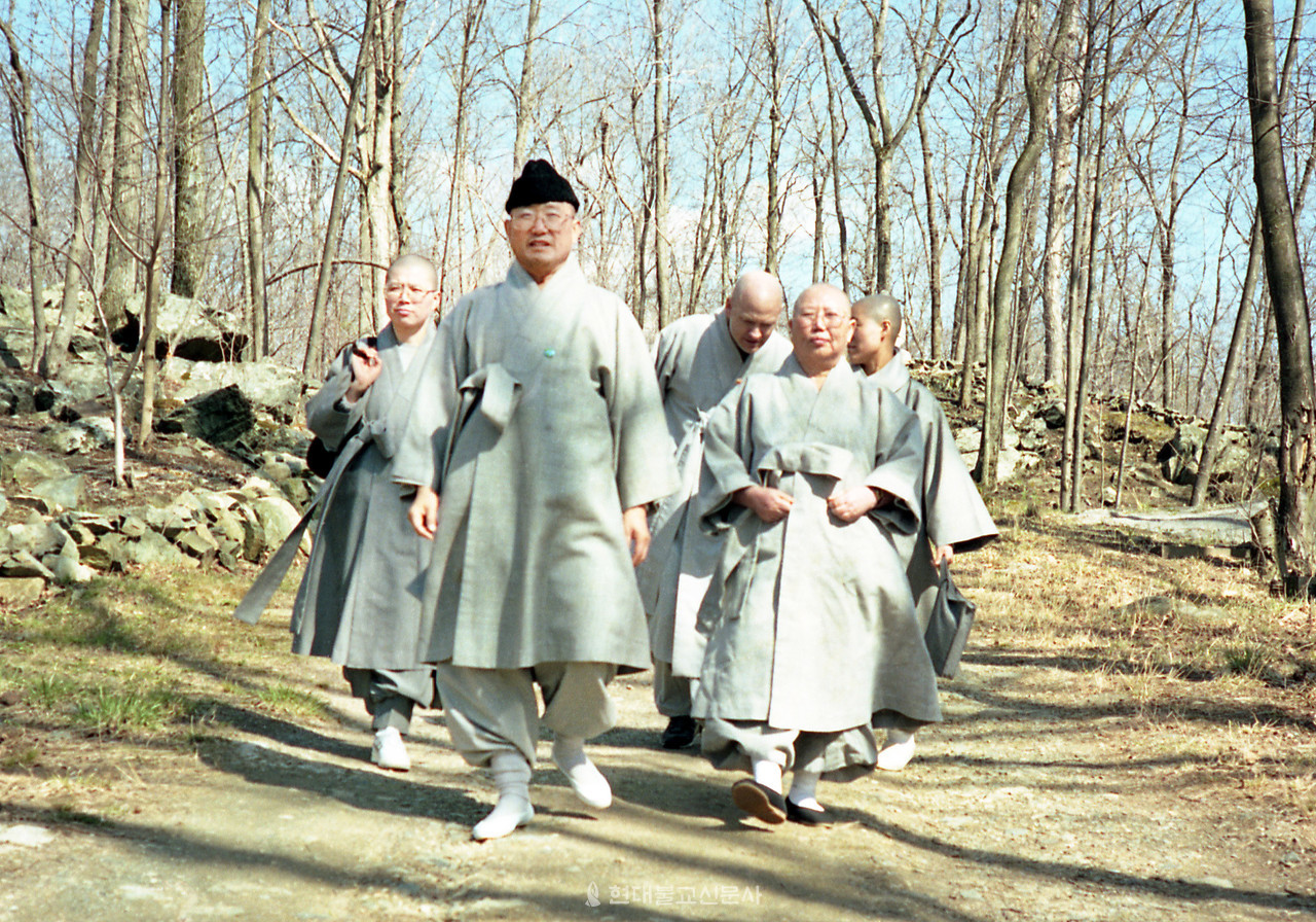 1990년 4월 12일 숭산 스님의 미국 프라비던스선원 법회에 참석한 후 대행 스님과 숭산 스님의 모습