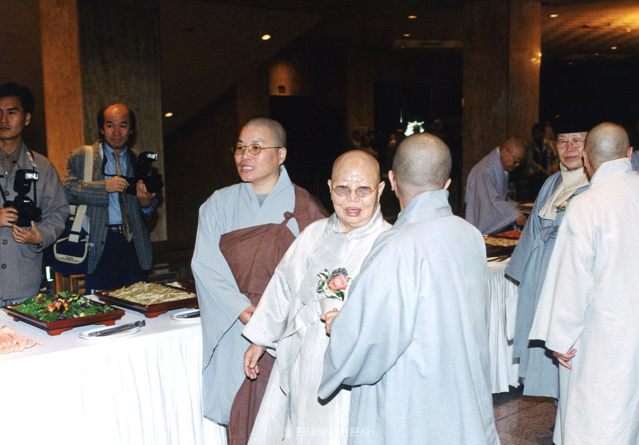 2001년 11월 11일 세종문화회관에서 열린 심장병어린이돕기 합창제에 참석한 대행 스님