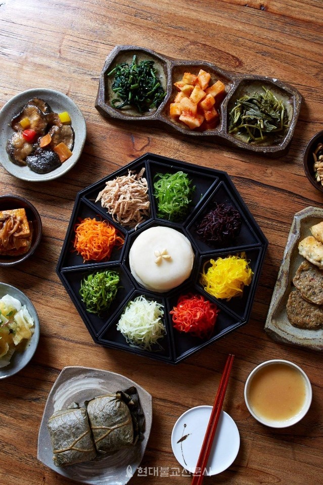사찰음식 시그니처 메뉴 나물구절판과 연밥. 사진제공=마지