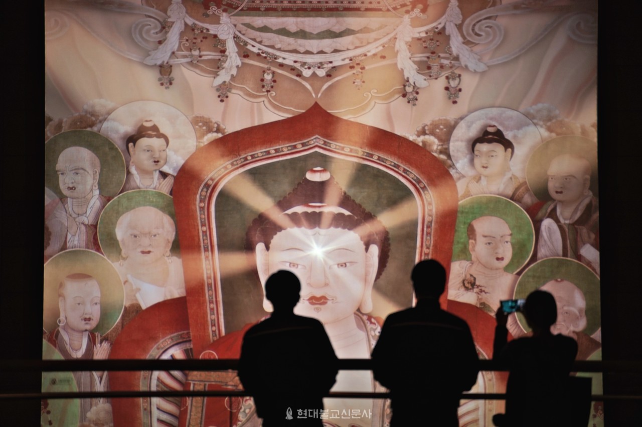 국립중앙박물관 불교회화실에서 보이는 미디어 아트 괘불탱.