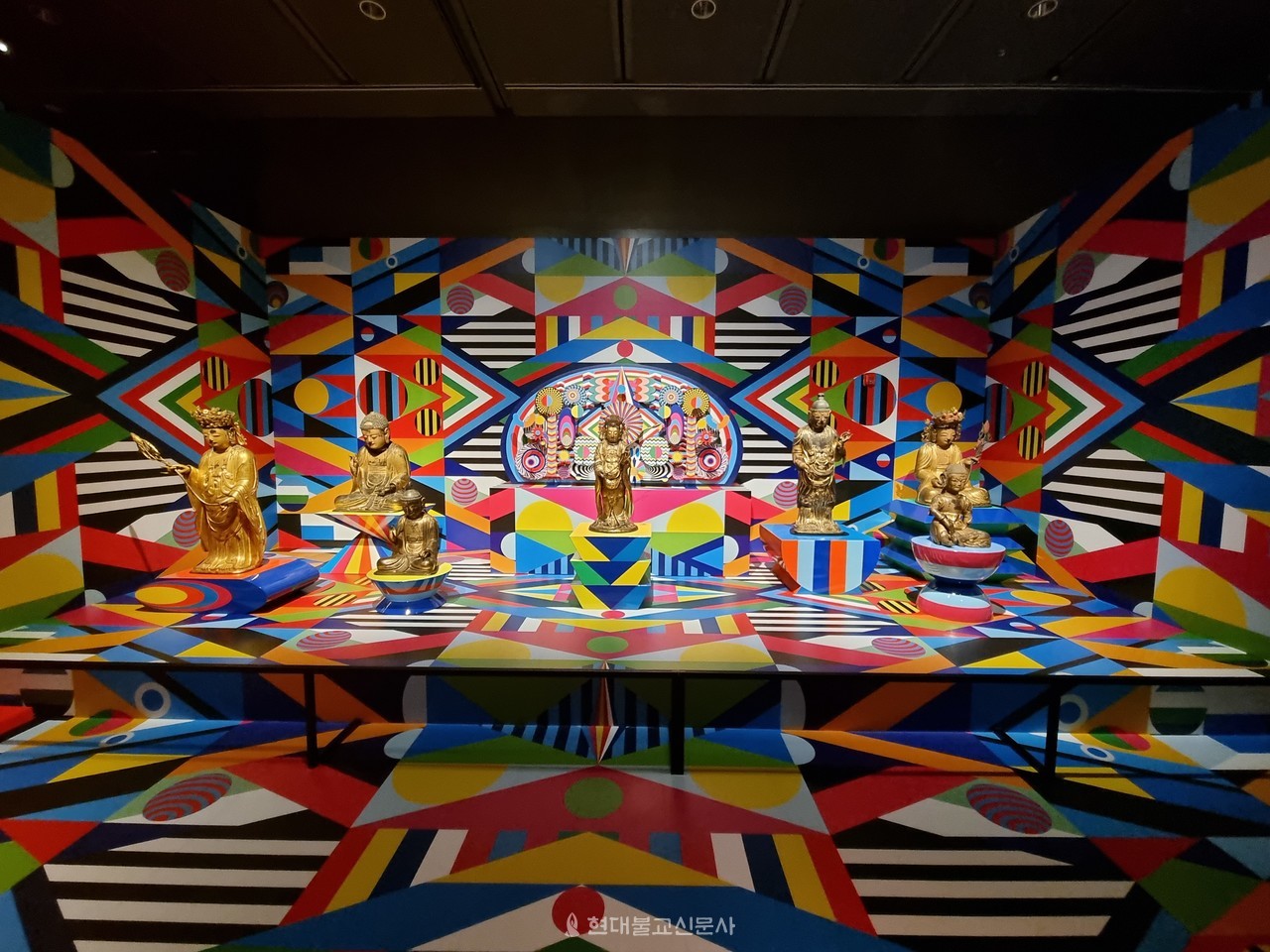 지난해 12월 7일부터 올해 3월 6일까지 진행된 국립중앙박물관 특별전 ‘조선의 승려 장인’의 마지막 전시물. 원봉안처를 모르는 박물관 소장 불상들을 활용해 현대시각미술가 빠키(vakki)가 전시공간을 꾸몄다. “불상과 어우러진 공간 전체가 하나의 만다라와 같다”는 평가를 받았다.