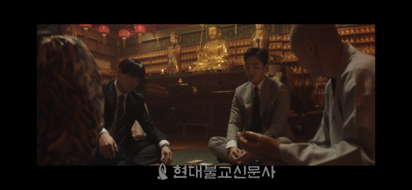 JTBC 수목 드라마 '인사이더' 한 장면. 사찰 법당에서 불법 거액의 도박판을 벌어지고 있다.