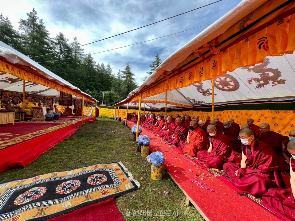 제 켄포를 전계대화상으로 비구니 수계산림이 부탄에서 열렸다.사진출처=부디스트도어 글로벌