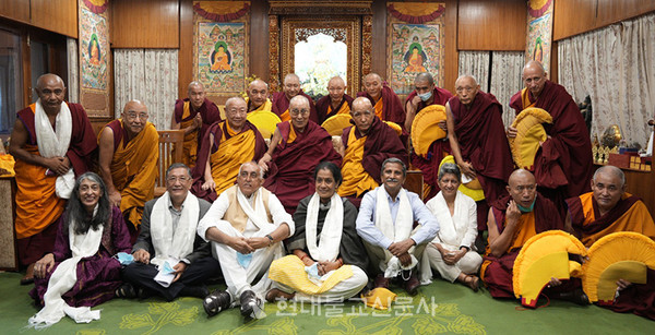 국제불교연구소 기자회견에 참석한 달라이라마와 각계 교수들. 사진출처=더 티베트 포스트