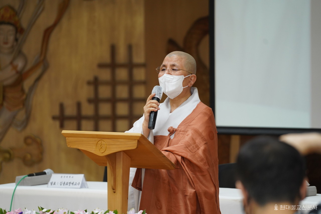 한마음선원 이사장 혜수 스님은 종교간 대화를 통한 세계평화의 필요성을 강조했다.