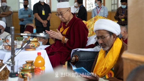 이슬람성원에서 기도를 올리는 달라이라마. 사진출처=더 티베트 넷