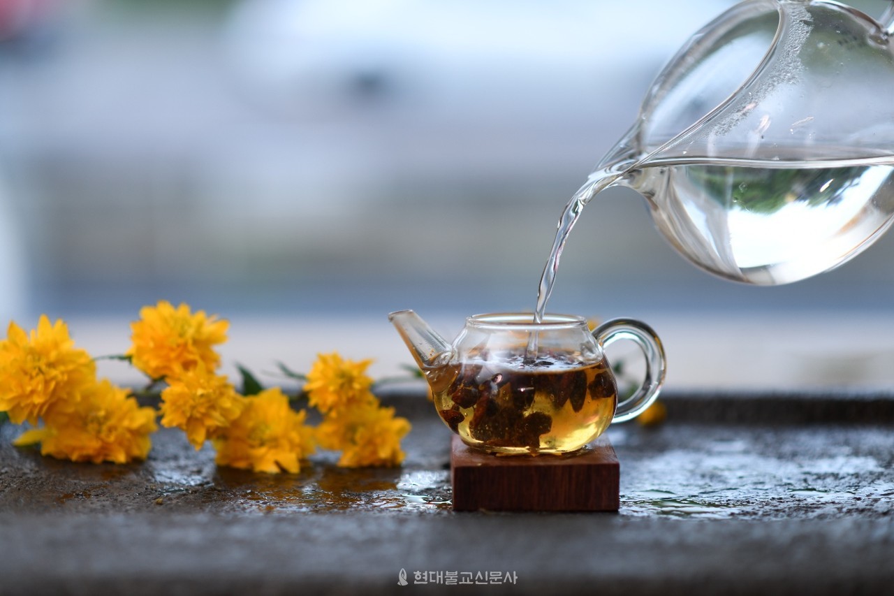 다기에 온기 돌듯 마음에도 따뜻한 기운 돌게 해.