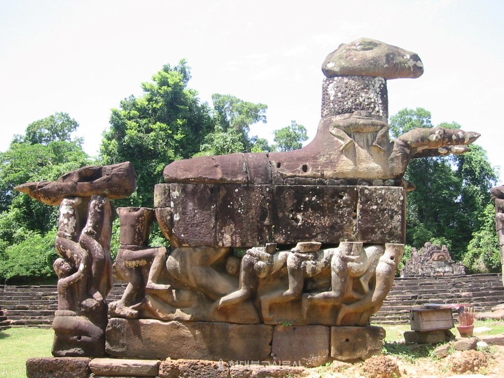 캄보디아 앙코르와트 니악삐안에 있는 〈발라하사 조각상〉