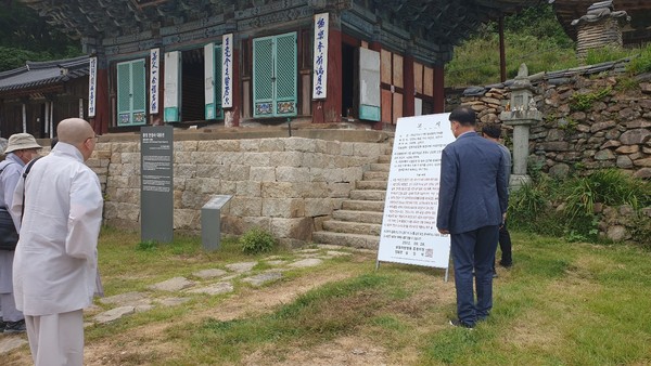9월 28일 불법점거 상태였던 안정사에 진입해 법원 집행관과 함께 설치한 고시문을 보고 있는 총무원 집행부 스님들,. 