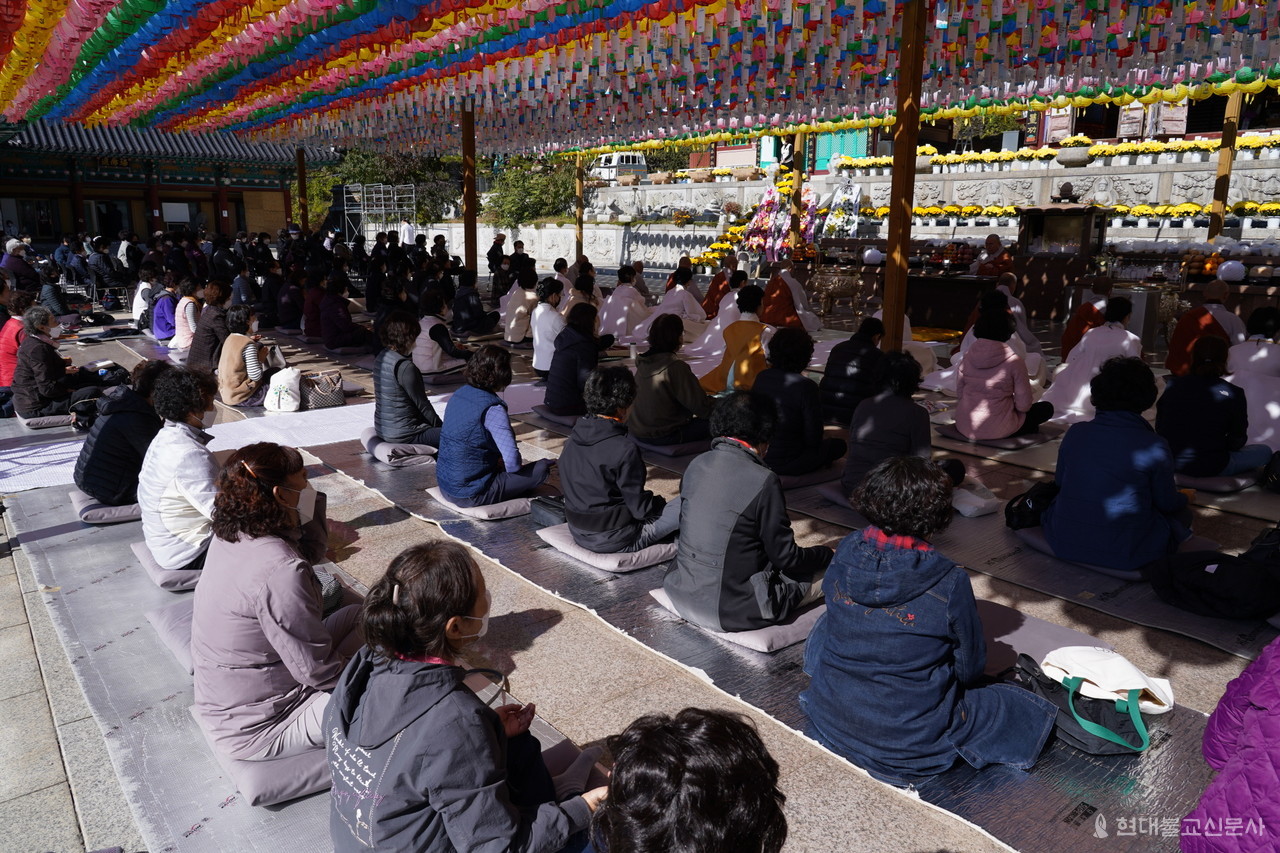 이날 행사에는 300여 대중이 운집했다. 대중들이 성행 스님의 5대 선사 오도송 낭송을 듣고 있다.