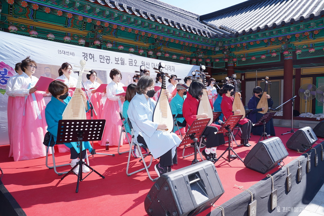 전통산사문화재활용사업 일환으로 진행된 비파합주 '비파천인들의 노래' 공연